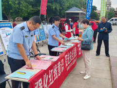 工做人员耐心解答群众关怀的电梯平安乘用、气